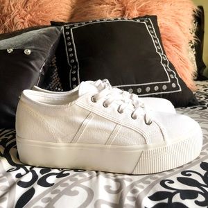 BRAND NEW Steve Madden Platform sneaker!! ♥️👟
